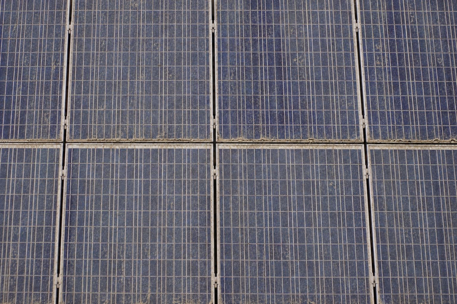 PV-Anlage vor der Reinigung – verschmutzte Module